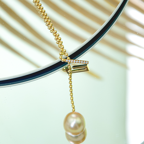 18 karaat geelgouden collier met brilliant sluiting en geelgouden zuidzee parel
